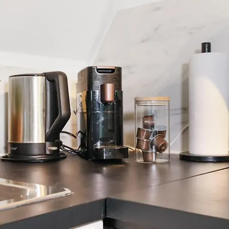 Moderne - Naehe Messe / Flughafen 아파트 로마어