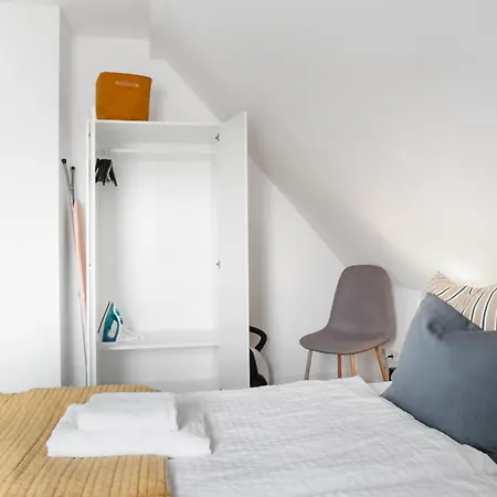 Moderne - Naehe Messe / Flughafen * 로마어